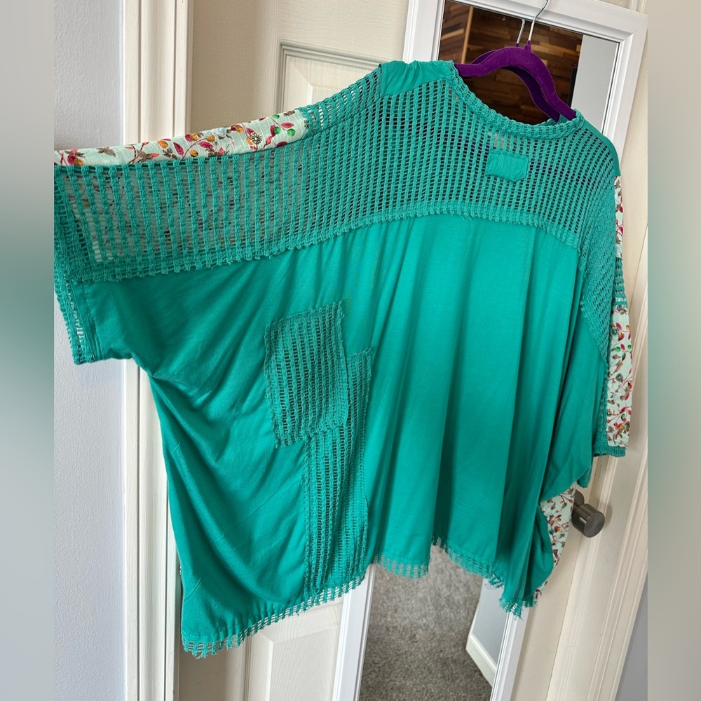 NEW🩵POL Oversized Contrasting Pattern Top Small Tropical Peacock - Picture 6 of 7